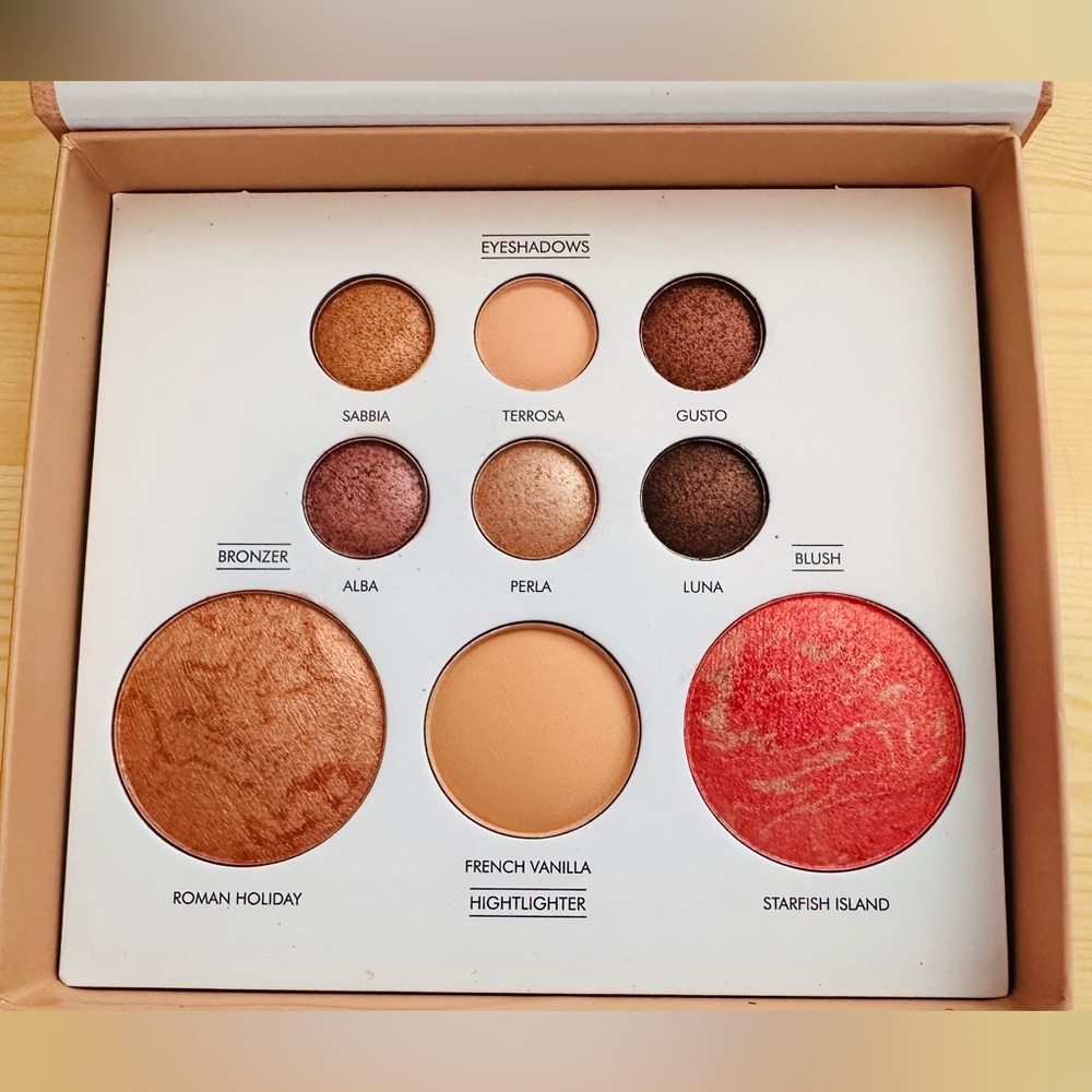 Blush and Eyeshadow Palette with Mirror - Picture 3 of 4